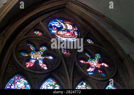 Detail eines Buntglasfensters in der Oxford Christ Church in Oxford, England, Großbritannien mit einer Darstellung von segelboot und Mond in Kreis- und sternförmigen Scheiben. Stockfoto
