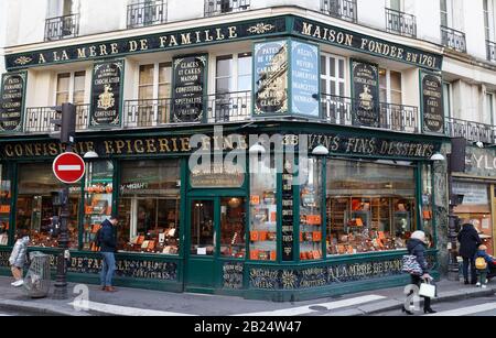 A la Reine de Famille ist die älteste Schokoladengeschäft in Paris. Den Speicher zuerst im Jahre 1761 eröffnet. Stockfoto