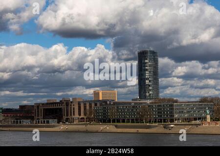 Rheinbulevard, Landschaftsverband Rheinland, Hyatt Regency Köln und der Kölner Dreieckskratzer sind sichtbare Wahrzeichen am Rheinufer. Stockfoto