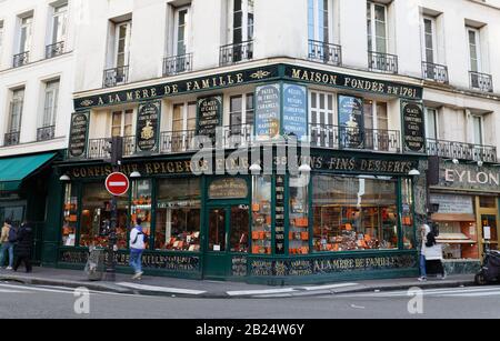 A la Reine de Famille ist die älteste Schokoladengeschäft in Paris. Den Speicher zuerst im Jahre 1761 eröffnet. Stockfoto