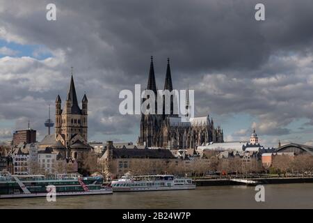 Der Kölner Dom und Der Große St.-Martins-Dom dominieren die Skyline von Köln Stockfoto