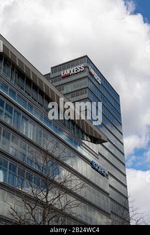 LANXESS ist ein Kölner Spezialchemie-Unternehmen. Der moderne Hauptsitz befindet sich direkt neben dem Rhein. Stockfoto