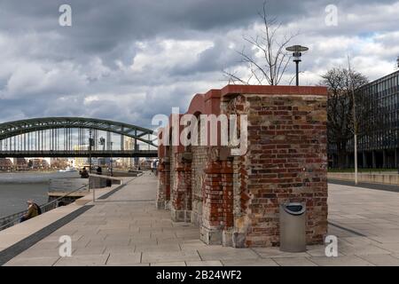 Ein Teil der alten Stadtbefestigung ist noch am Rheinboulevard in Köln zu sehen Stockfoto