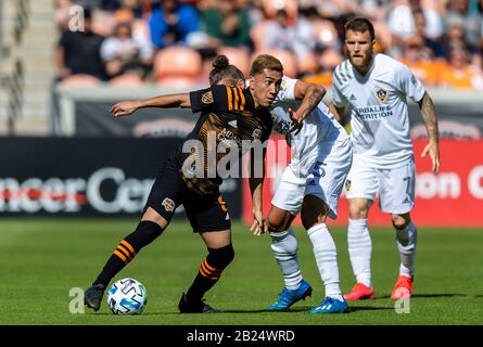 Houston, Texas, USA. Februar 2020. Houston Dynamo-Mittelfeldspieler Memo Rodriguez (8) und Los Angeles Galaxy-Verteidiger Rolf Feltscher (25) während der ersten Halbzeit im BBVA Stadium in Houston, Texas. Maria Lysaker/CSM/Alamy Live News Stockfoto