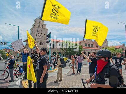 Anti-Trump Demonstration an der Central Ave. Und First St. Downtown Albuquerque, New Mexico, neben dem Transportation Center. Stockfoto