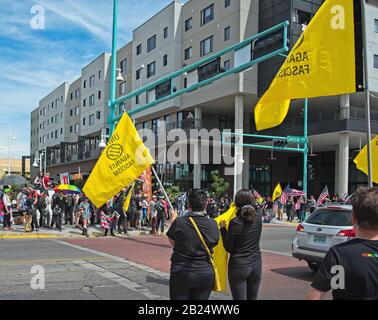 Anti-Trump Demonstration an der Central Ave. Und First St. Downtown Albuquerque, New Mexico, neben dem Transportation Center. Stockfoto