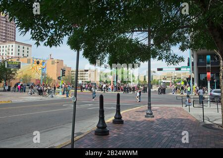 Anti-Trump Demonstration an der Central Ave. Und First St. Downtown Albuquerque, New Mexico, neben dem Transportation Center. Stockfoto