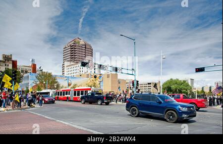 Anti-Trump Demonstration an der Central Ave. Und First St. Downtown Albuquerque, New Mexico, neben dem Transportation Center. Stockfoto