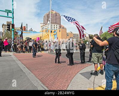 Anti-Trump Demonstration an der Central Ave. Und First St. Downtown Albuquerque, New Mexico, neben dem Transportation Center. Stockfoto