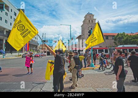 Anti-Trump Demonstration an der Central Ave. Und First St. Downtown Albuquerque, New Mexico, neben dem Transportation Center. Stockfoto