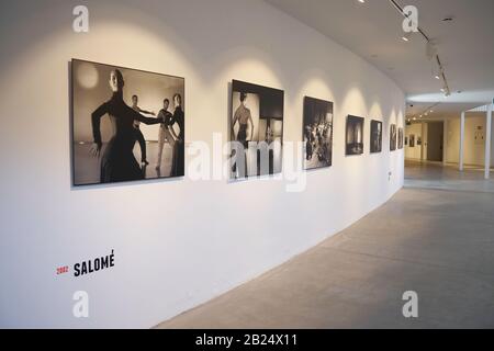 Fotoausstellung des spanischen Kinoregisseurs und Fotografen Carlos Saura im neuen Kulturzentrum von La Malagueta. Málaga, Spanien. Stockfoto