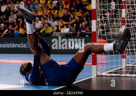 Barcelona, SPANIEN - 29. FEBRUAR: Dika Mem vom FC Barcelona wurde beim EHF Velux Champions-League-Spiel zwischen dem FC Barcelona und dem MOL-Pick Szeged in Palau Blaugrana am 29. Februar 2020 in Barcelona, Spanien, verletzt. Stockfoto