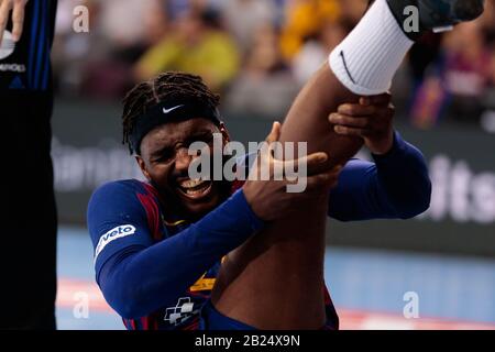 Barcelona, SPANIEN - 29. FEBRUAR: Dika Mem vom FC Barcelona wurde beim EHF Velux Champions-League-Spiel zwischen dem FC Barcelona und dem MOL-Pick Szeged in Palau Blaugrana am 29. Februar 2020 in Barcelona, Spanien, verletzt. Stockfoto