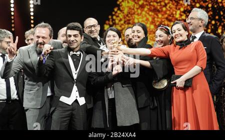 Berlin, Deutschland. Februar 2020. 70. Berlinale, Preisverleihung: Nach der Preisverleihung steht das Team aus dem Film 'Sheytan vojud nadarad' (There Is No Evil) auf der Bühne mit dem Preis des iranischen Regisseurs Mohammad Rasolof, dem Goldenen Bären für Den Besten Film. Credit: Michael Kappeler / dpa / Alamy Live News Stockfoto