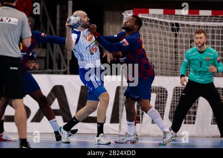 Barcelona, SPANIEN - 29. FEBRUAR: Joan Canellas vom MOL-Pick Szeged im Einsatz mit Cedric Sorhaindo vom FC Barcelona während des EHF Velux Champions-League-Spiels zwischen dem FC Barcelona und dem MOL-Pick Szeged in Palau Blaugrana am 29. Februar 2020 in Barcelona, Spanien. Stockfoto