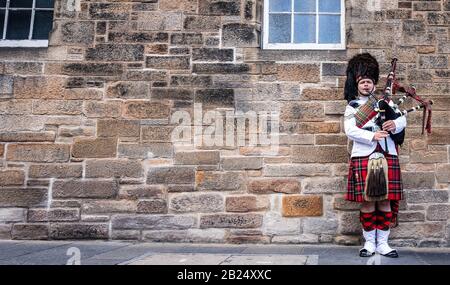 Schottland, GROSSBRITANNIEN - 30. MAI 2019: Schottischer Pfifferfahrer in traditionellen Kostümspielen auf der Straße von Edinburgh. Stockfoto