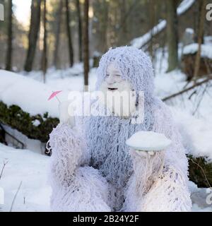 Yeti Märchenfigur im Winterwald. Fantasy-Foto im Freien. Stockfoto