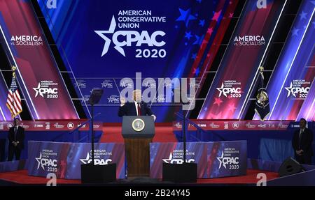 National Harbor, Vereinigte Staaten. Februar 2020. Präsident Donald Trump macht Bemerkungen auf der Conservative Political Action Conference (CPAC), Samstag, 29. Februar 2020, in National Harbor, Maryland. Tausende konservative Aktivisten, gewählte Funktionäre und Experten versammelten sich, um Sprecher zum Thema "Amerika gegen den Nationalsozialismus" zu hören. Foto von Mike Theiler/UPI Credit: UPI/Alamy Live News Stockfoto