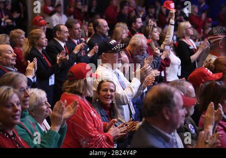 National Harbor, Vereinigte Staaten. Februar 2020. Gäste feuern die Bemerkungen von Präsident Donald Trump auf der Conservative Political Action Conference (CPAC) am Samstag, 29. Februar 2020, in National Harbor, Maryland an. Tausende konservative Aktivisten, gewählte Funktionäre und Experten versammelten sich, um Sprecher zum Thema "Amerika gegen den Nationalsozialismus" zu hören. Foto von Mike Theiler/UPI Credit: UPI/Alamy Live News Stockfoto