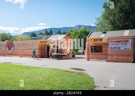 Penticton, British Columbia/Kanada - 2. September 2019: Menschen mit inneren Röhren gehen zum Flusskanal von Penticton bei Coyote Cruises Channel Float Stockfoto