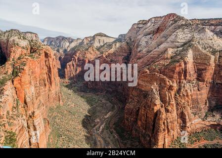 Schöner Blick auf den Canyon von der Spitze der Angels Landing, Zion National Park Utah USA. Stockfoto