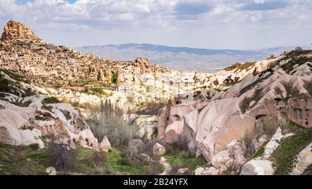 Uchisar Stadt und Burg aus Pigeon Valley, Kappadokien, Türkei Stockfoto