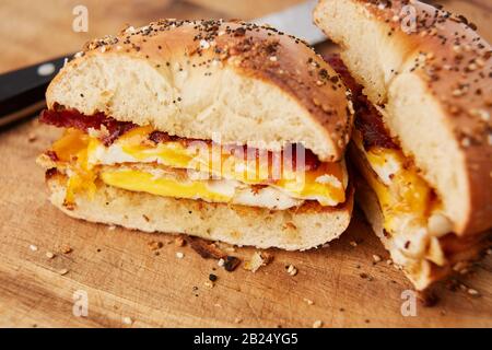 Nahaufnahme von Bacon-, Ei- und Käsesandwich bei Allem, Was Bagel Halbiert Hat Stockfoto