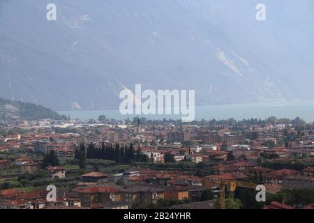 Riva del Garda Antenne Panoramablick. Riva ist ein Ort an der Nordspitze des Gardasees im Trentino Alto Adige Region in Italien. Stockfoto