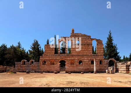 Die Ruinen der Fassade des großen Palastes der Umayyaden-Dynastie in Anjar, Libanon, Bekaa-Tal, Naher Osten, Farbe Stockfoto