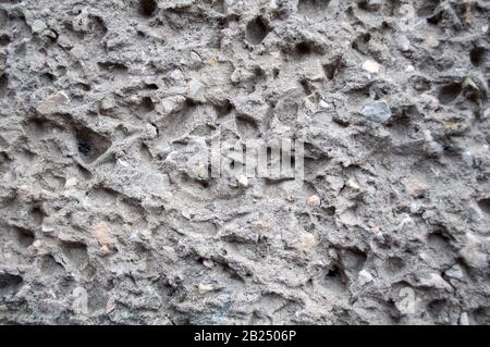 Die Textur des Putzes ist Rindenkäferchen an der Wand. Nahtlose graue Textur. Bodenarbeit Stockfoto