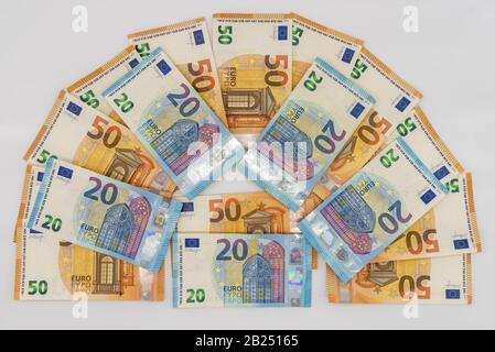 Bogen aus 20- und 50-Euro-Banknoten mit weißem Hintergrund Stockfoto
