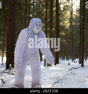 Yeti Märchenfigur im Winterwald. Fantasy-Foto im Freien. Stockfoto