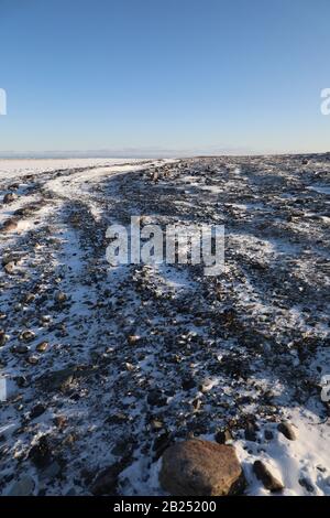 Arktische Landschaft mit Schnee auf dem Boden mit Felsen, in der Nähe von Arviat Nunavut Kanada Stockfoto