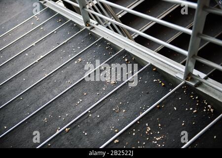 Blick auf mehrfach verschütteten Popcorn auf der Treppe eines Kino-Gebäudes Stockfoto