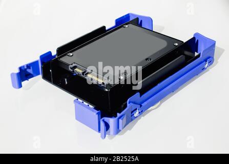 Neues 2,5-Zoll-SSD-fast-Solid-State-Laufwerk SSD in der Adapterschiene für HDD- oder SDD-Konvertierungshalterung für 3,5-Zoll-Laufwerkschächte, isoliert auf weißem Hintergrund Stockfoto