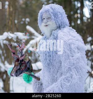 Yeti Märchenfigur im Winterwald. Fantasy-Foto im Freien. Stockfoto