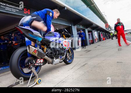 Melbourne, Australien, 1. März 2020. PATA YAMAHA WorldSBK offizieller Teamfahrer Toprak Razgatlioglu (54) Pit Crews während der Motul FIM Superbike-Weltmeisterschaft, Phillip Island Circuit, Australien. Credit: Dave Hewison/Alamy Live News Stockfoto