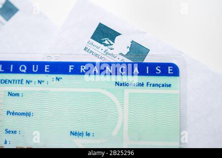 Paris, Frankreich - 31. März 2019: Nahaufnahme des nationalen Ausweises Carte nationale d identite mit Schreiben des Innenministeriums im Hintergrund Stockfoto