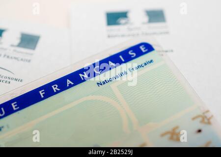Paris, Frankreich - 31. März 2019: Nahaufnahme des Neigeobjektivs mit einem Makroschuss aus dem nationalen Ausweis Carte nationale d identite mit Schwerpunkt auf französischem Nationalitätstext Stockfoto