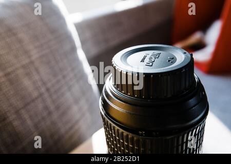 Paris, Frankreich - 17. April 2019: Ansicht des Nikon-Logos auf der Schutzkappe aus Kunststoff über beschädigtem professionellen 249-70-Objektiv Stockfoto