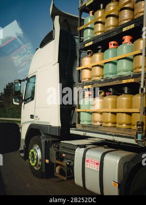 Paris, Frankreich - 15. April 2019: Blick aus dem Auto auf einen Lastwagenwagen Mercedes-Benz Actros 480 mit mehreren Butan-Gasempfängern Stockfoto