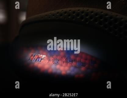 Paris, Frankreich - 30. Juli 2019: Makroschuss des Nike Joyride Logos auf der Sohle der neuesten Innovation die Joyride Laufschuhe mit Tausenden winzigen Perlen für besseren Halt Stockfoto