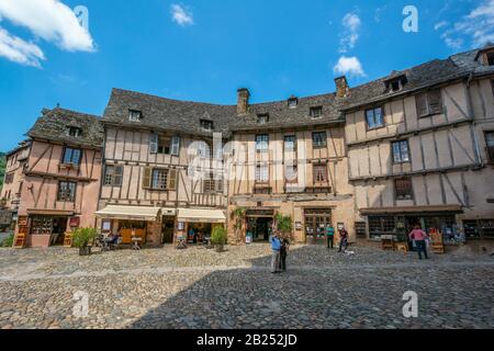 Frankreich, Conques, Stadtzentrum, Place de l'Eglise, Geschäfte, Restaurants Stockfoto