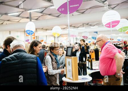 Straßburg, Frankreich - 16. Februar 2020: Kundeninteraktionen auf der Vignerons Independent English: Unabhängige Winzer der französischen Weinmesse für Privat- und Horeca-Kunden Stockfoto