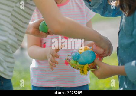 Die Kinder haben am Ostertag dekorierte Eier im Korb gesammelt, Ferien- und Kinderkonzept Stockfoto