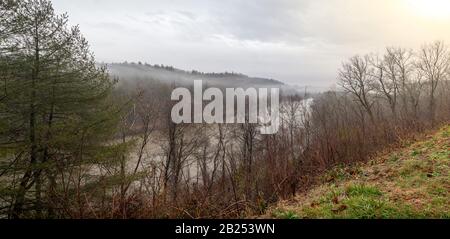 Panoramablick auf die Blue Ridge Mountains von der französischen Seite Mit Weiter Aussicht Stockfoto