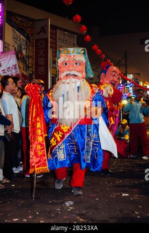 Taichung, Taiwan. März 2009. Ein Mann, der in traditioneller Tracht als "Tudi Gong" (土地公) gekleidet ist, Herr des Bodens und des Bodens, der "Segen und Reichtum" darstellt, pariert zu Beginn der Dajia Mazu Pilgerreise im Dajia District, Taichung, Taiwan. Die jährliche Mazu-Wallfahrt beginnt am Jenn Lann Tempel in Dajia, auf der westlichen Seite von Zentraltaiwan. Anbeter und die Holzpalanquin mit einer Statue von Mazu, der Meeresgottheit, werden im Laufe von acht Tagen und sieben Nächten zu anderen Tempeln in Zentraltaiwan reisen. Mazu soll Fischer und Seeleute schützen. Stockfoto