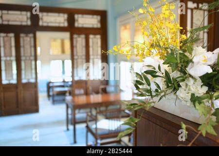 Zimmer im chinesischen Stil und traditionelle Möbel mit Blumenstrauß, Die Verbotene Stadt, Peking, China Stockfoto