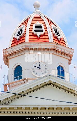 Der Kuppelturm und der Uhrturm des Yazoo County Courthouse sind am 27. Juli 2019 in Yazoo City, Mississippi, abgebildet. Stockfoto