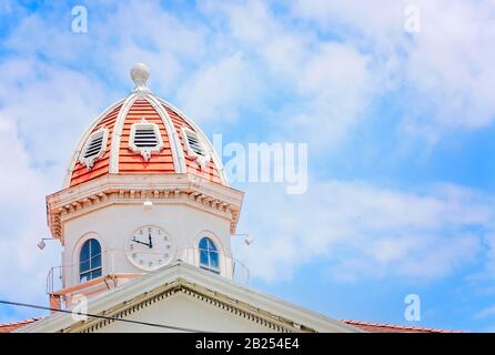 Der Kuppelturm und der Uhrturm des Yazoo County Courthouse sind am 27. Juli 2019 in Yazoo City, Mississippi, abgebildet. Stockfoto